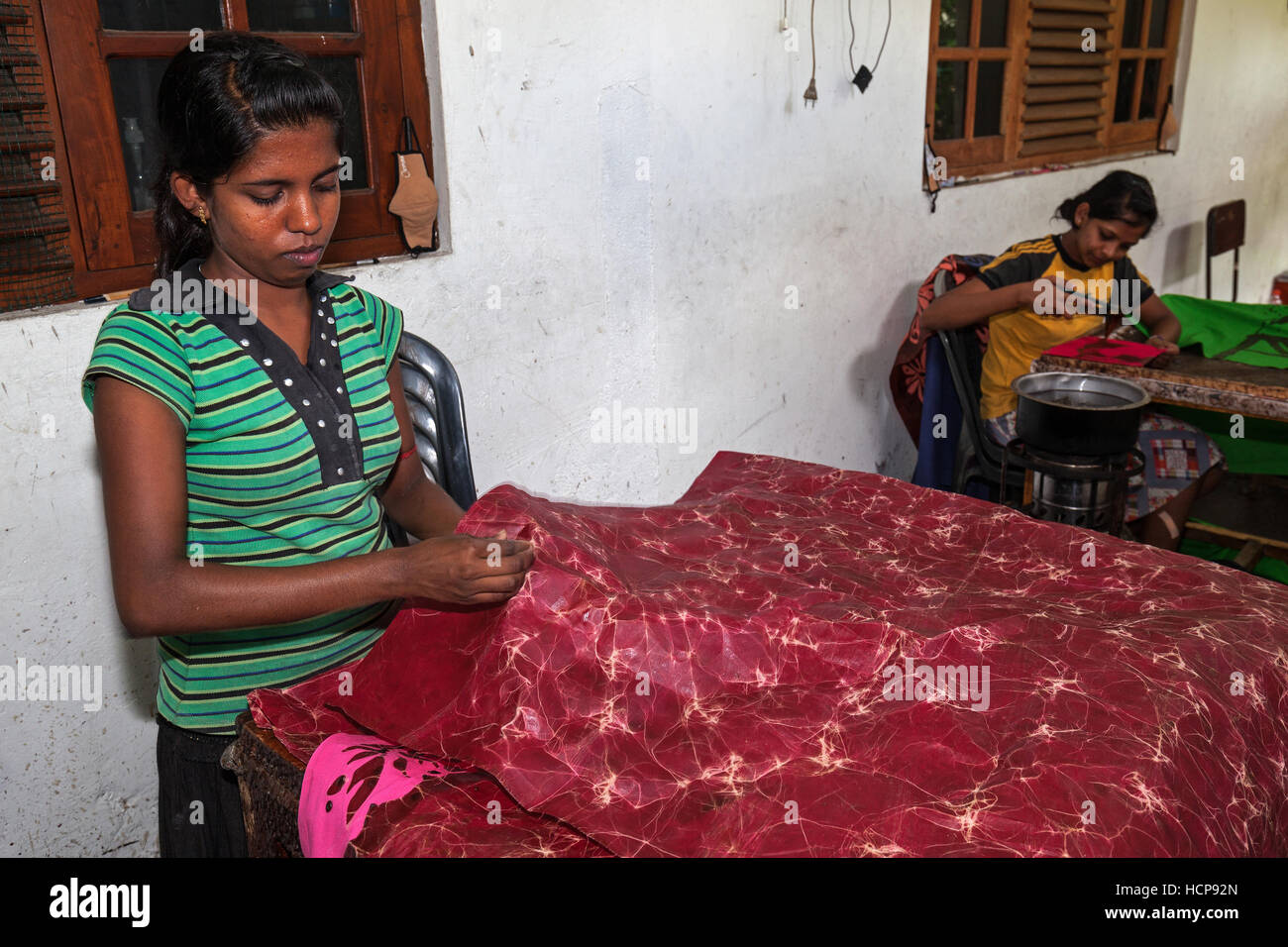 Batik crafting, singhalesischen Frauen, Kandy, Central Province, Sri Lanka Stockfoto