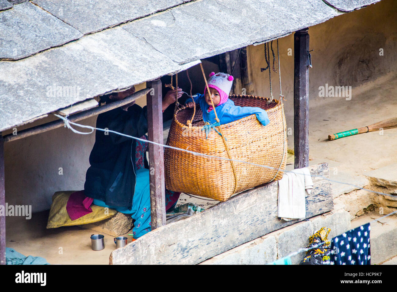 Baby in einer Wiege in Ghandruk, Nepal Stockfoto
