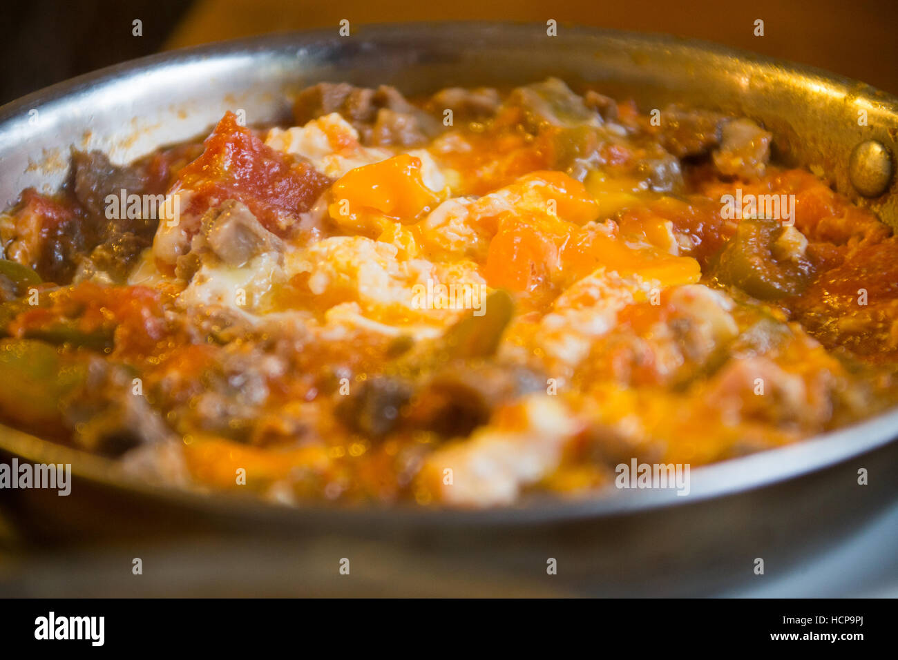 Menemenler türkisches Frühstück im Van Kahvalti Evi im Stadtteil Cihangir, Istanbul, Türkei Stockfoto