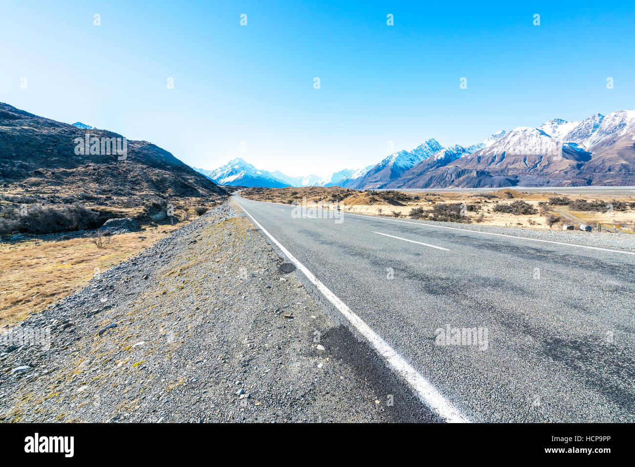 Gerade leere Autobahn, die in Aoraki Mount Cook, Neuseeland Stockfoto