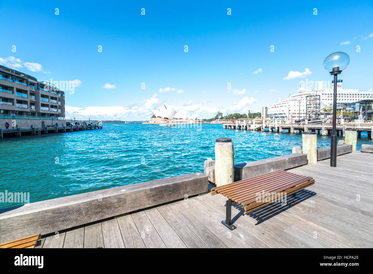 SYDNEY, Australien - 26. August 2016: Hölzerne Brench vor Opernhaus im Hafen von Sydney. Fähren sind als eine angenehme Art, bekomme ich von vielen Pendlern genutzt. Stockfoto