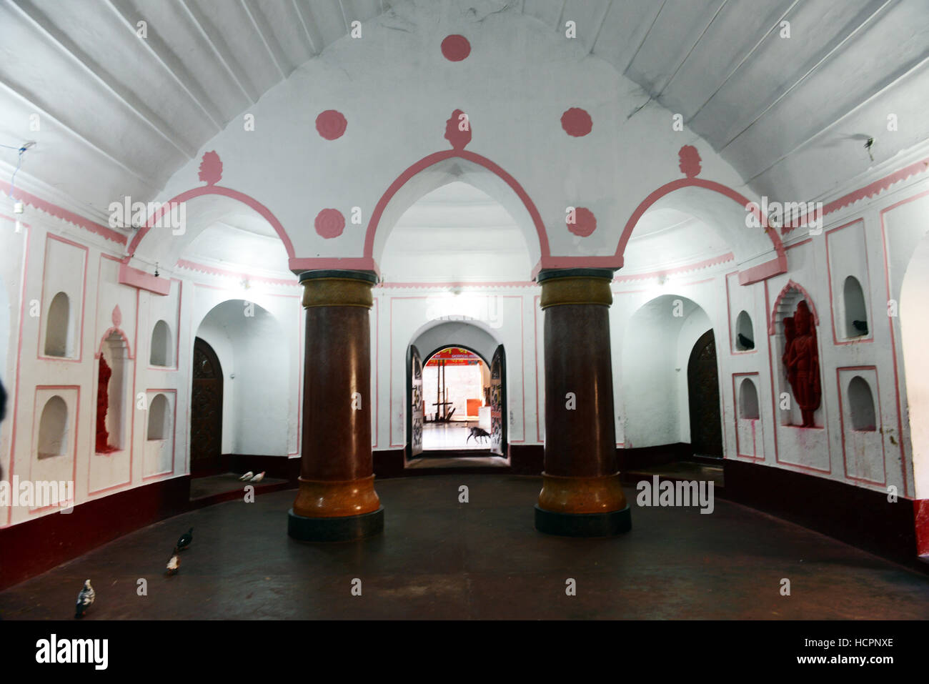 Interieur Saal in der Nähe des Heiligtums der Kamakhya Tempel in Guwahati, Assam. Stockfoto