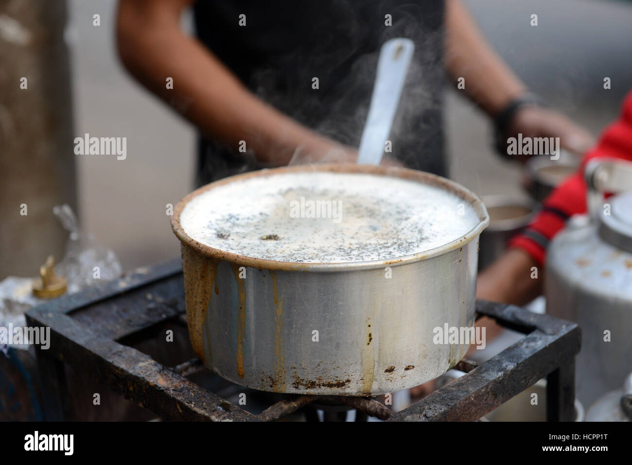 Ein kochender Topf heißer Milch Tee. Stockfoto