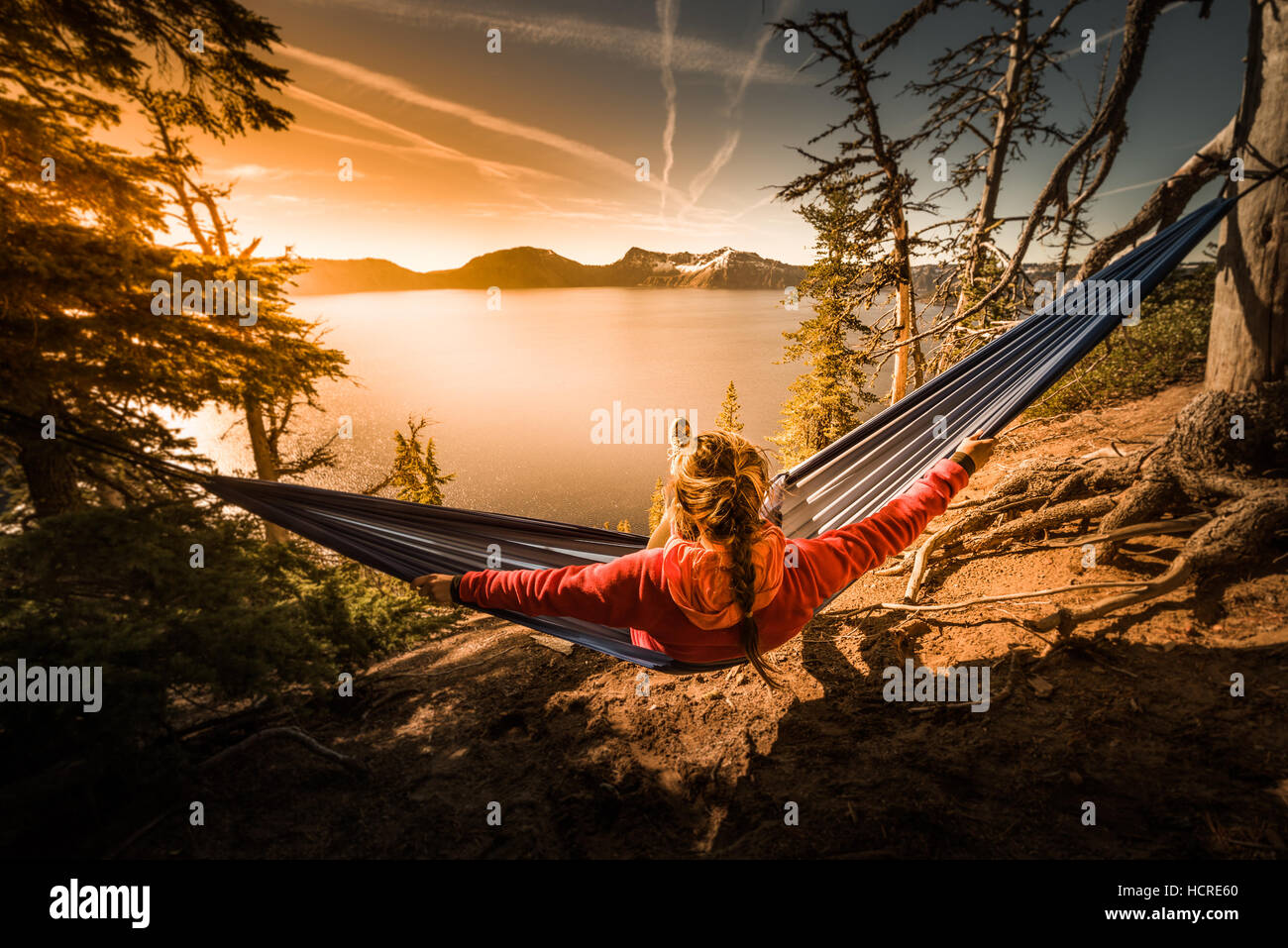 Frau Wanderer zum Entspannen in der Hängematte Crater Lake Nationalpark Oregon Stockfoto