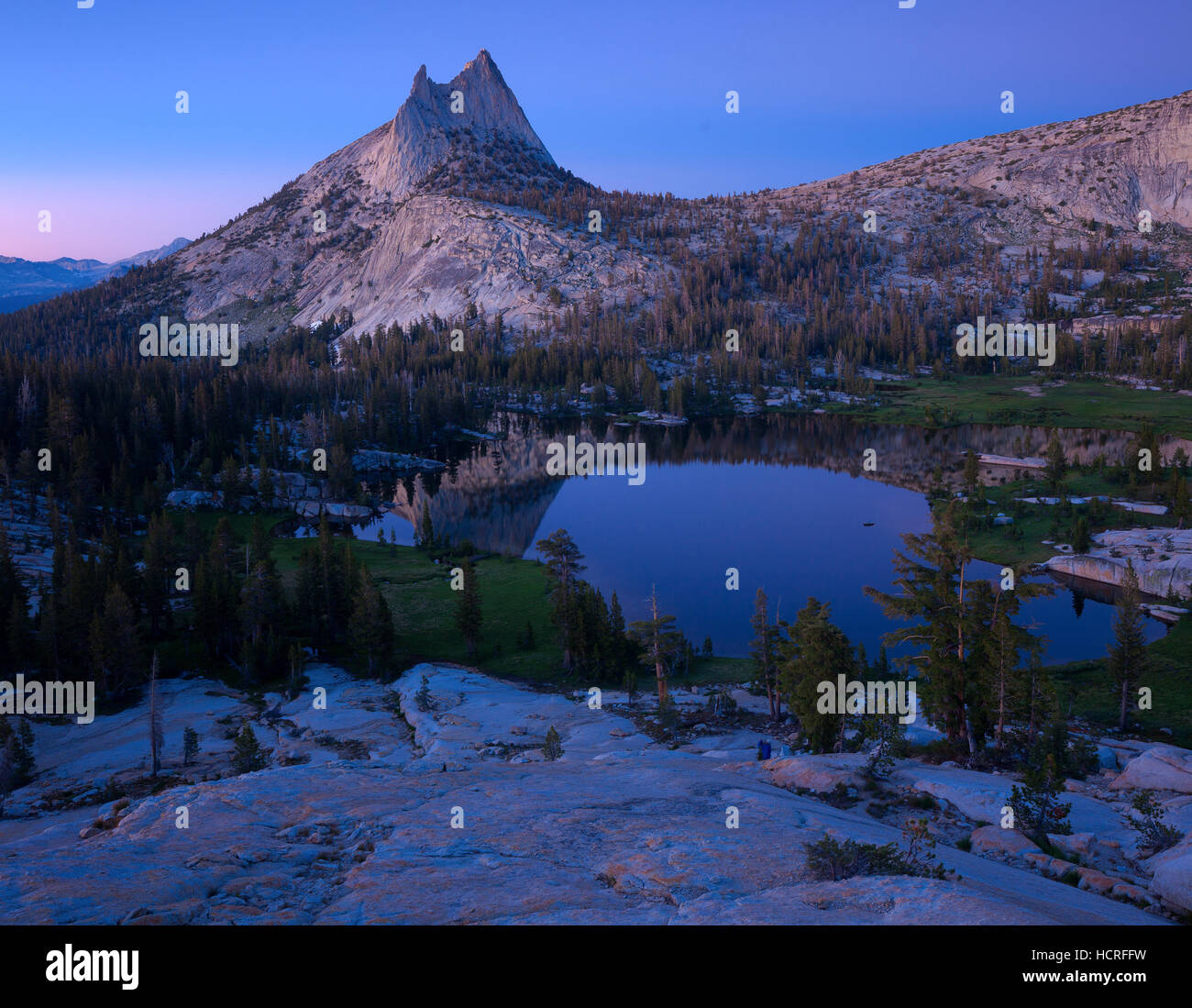 Cathedral Peak und See. Yosemite-Nationalpark. Stockfoto