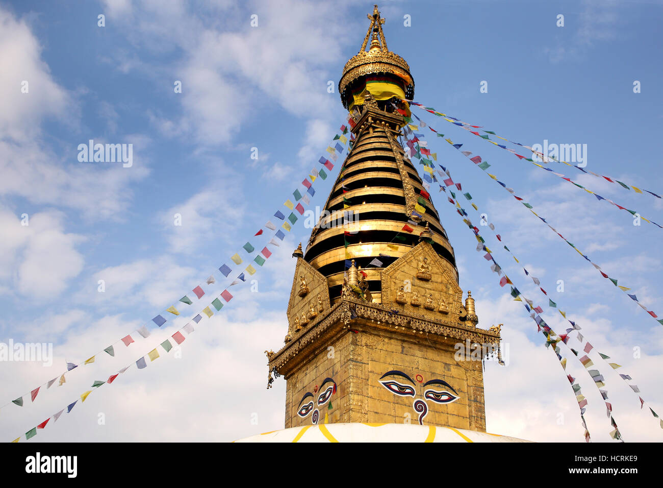 Goldene Stupa des buddhistischen Affentempel mit Gebetsfahnen, die fliegen, Swayambhu Nath Tempel, Kathmandu, Nepal. Stockfoto