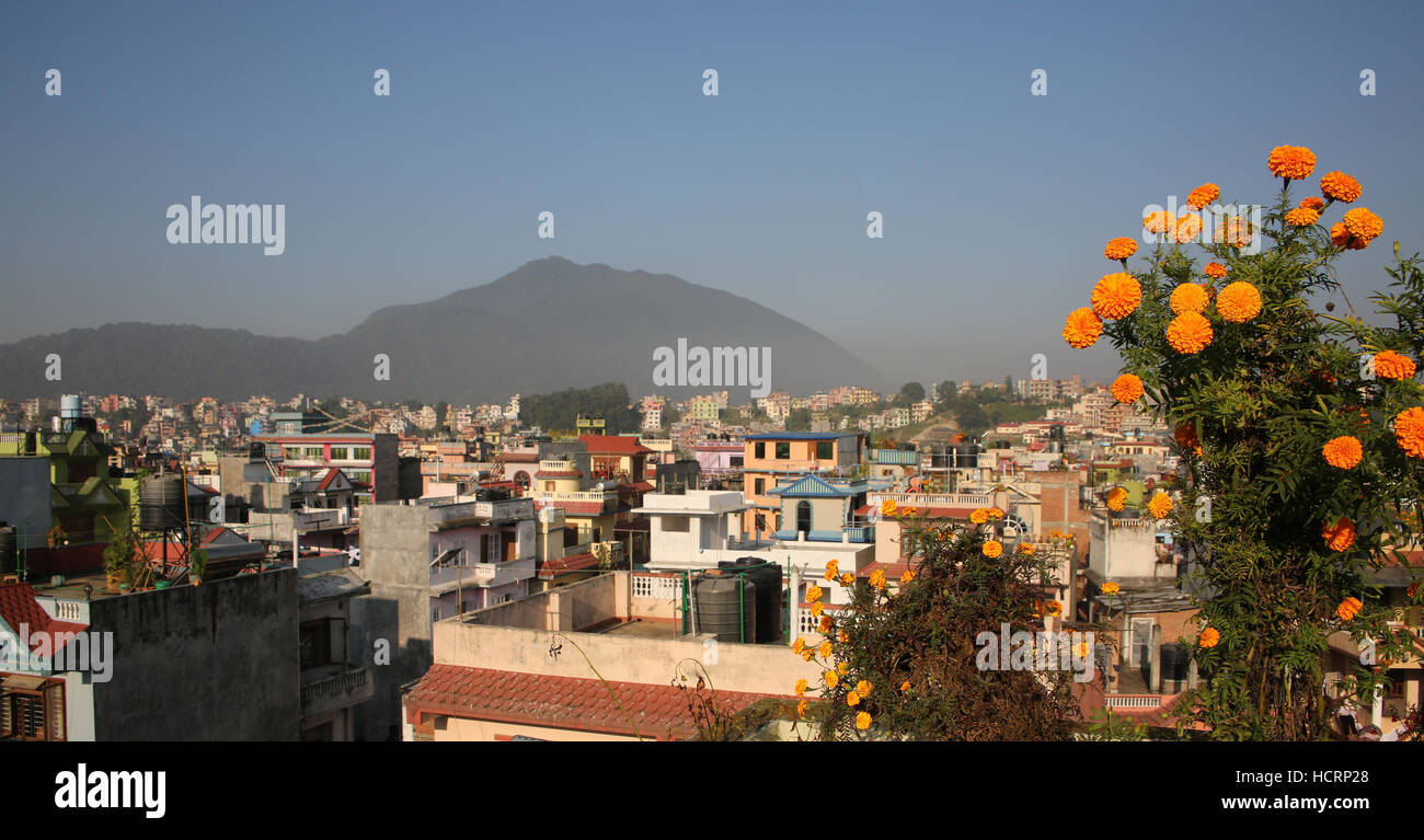 Dächer der Stadt Kathmandu an einem sonnigen Tag mit Bergen im Hintergrund, Nepal. Stockfoto