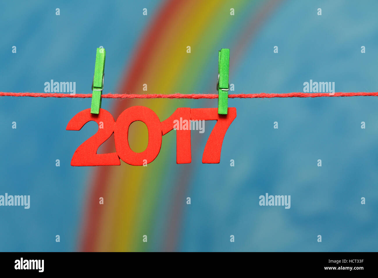 2017 Silvester Hintergrund Zahlen mit einem regenbogenfarbenen und blauer Himmel veranschaulicht das Konzept der neuen Anfänge. Stockfoto