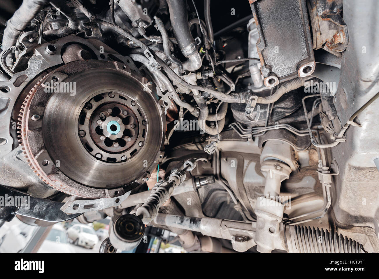 Änderung und Reparatur Kupplung, Antriebsachse. Arbeiten unter angehobenen  Auto Stockfotografie - Alamy