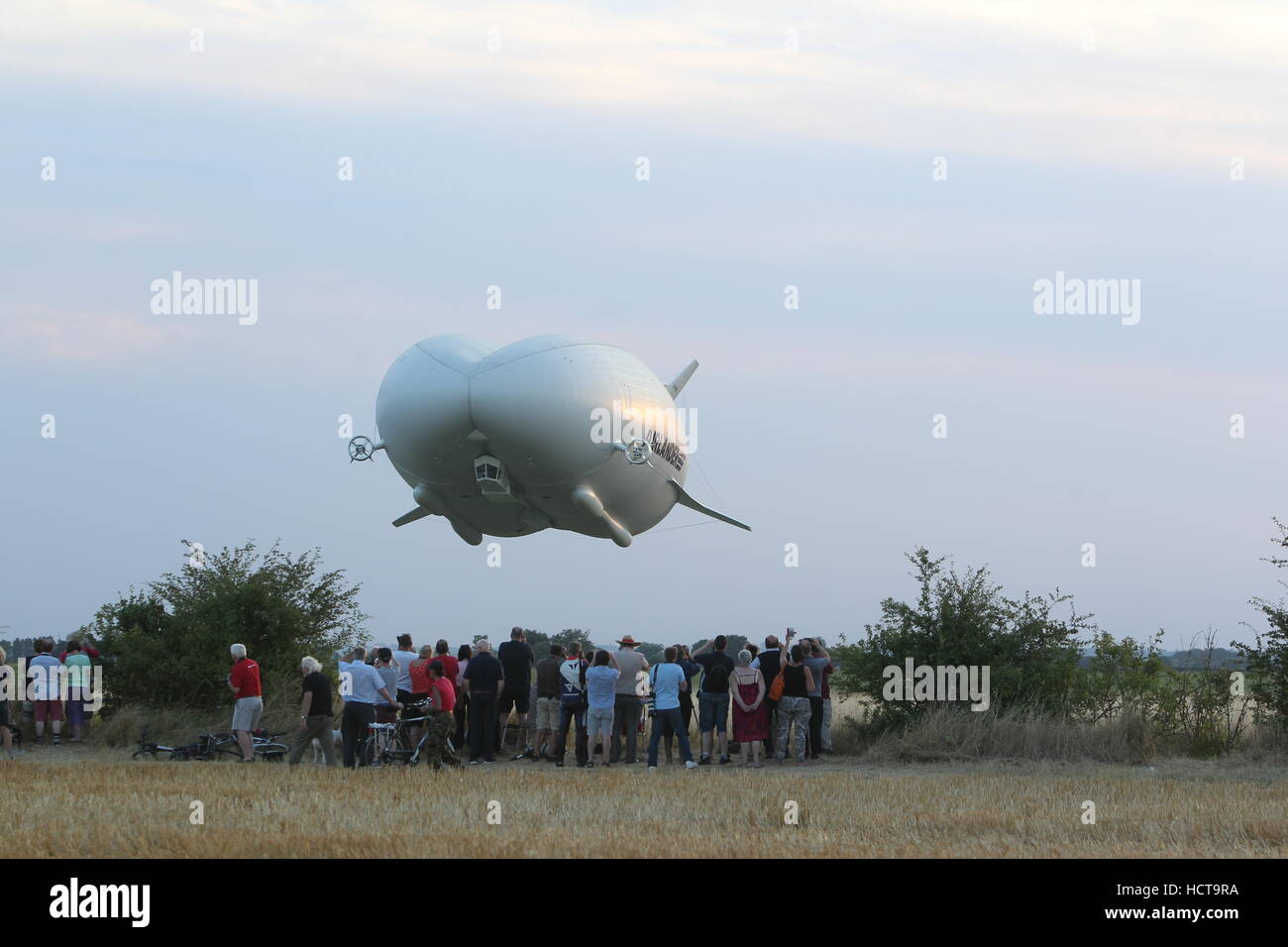 Die Airlander 10, größte Flugzeug der Welt, während Erstflug Cardington Airfield, Bedfordshire Featuring: das Airlander 10 wo: Bedfordshire, Großbritannien: 17. August 2016 Stockfoto