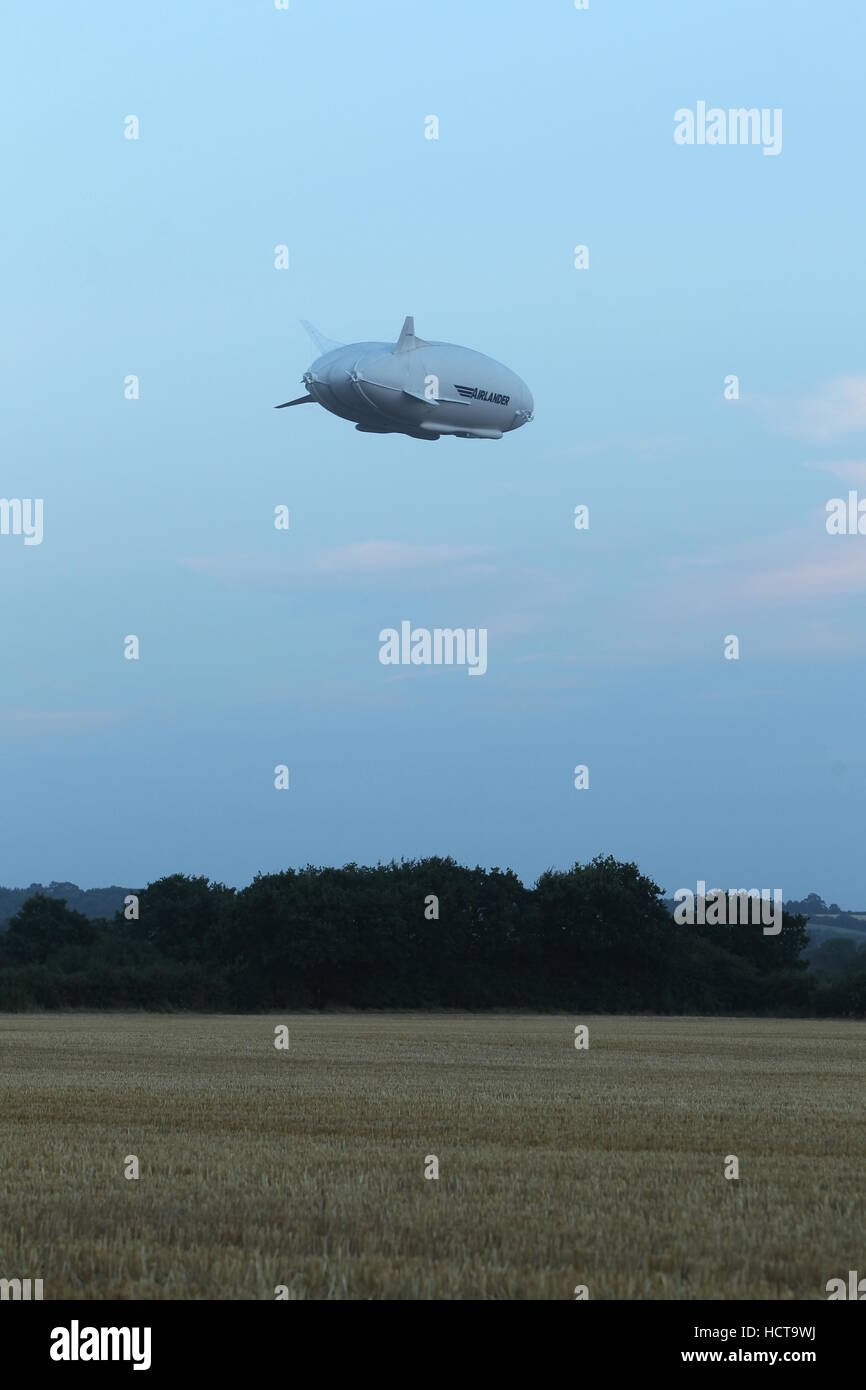 Die Airlander 10, größte Flugzeug der Welt, während Erstflug Cardington Airfield, Bedfordshire Featuring: das Airlander 10 wo: Bedfordshire, Großbritannien: 17. August 2016 Stockfoto