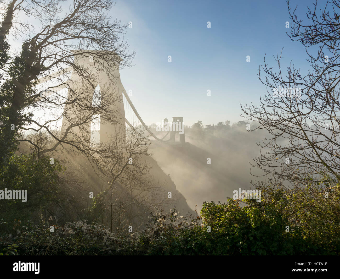 Die Clifton Suspension Bridge mit Nebel um ihn herum in die Avon-Schlucht, Bristol Stockfoto