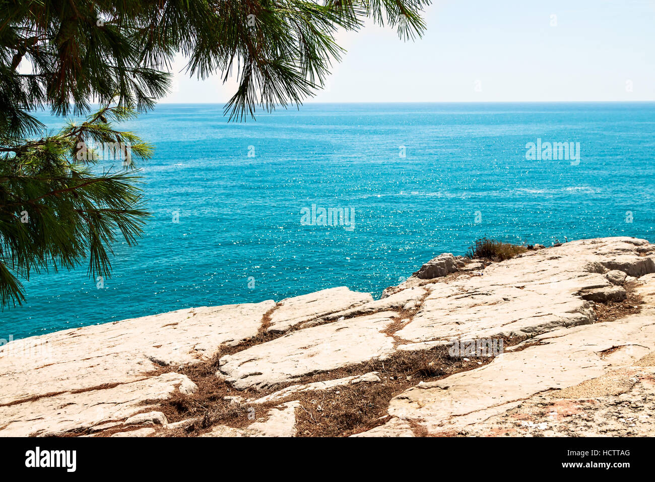 Entspannter Blick auf das Meer von einem Felsen. Horizontales Bild. Stockfoto