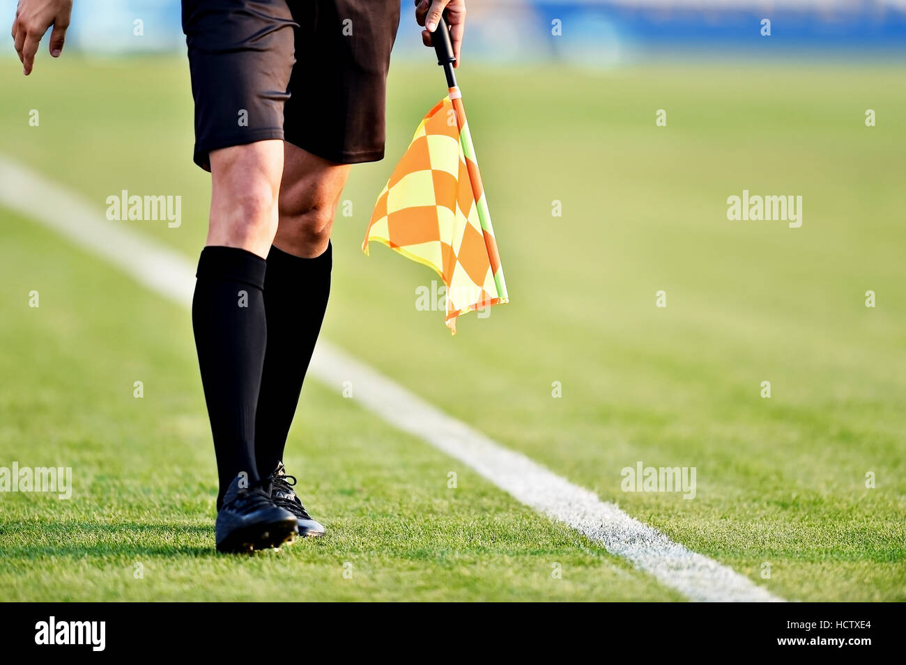 Schiedsrichter-Assistenten Verschieben entlang der Seitenlinie während eines Fußballspiels Stockfoto