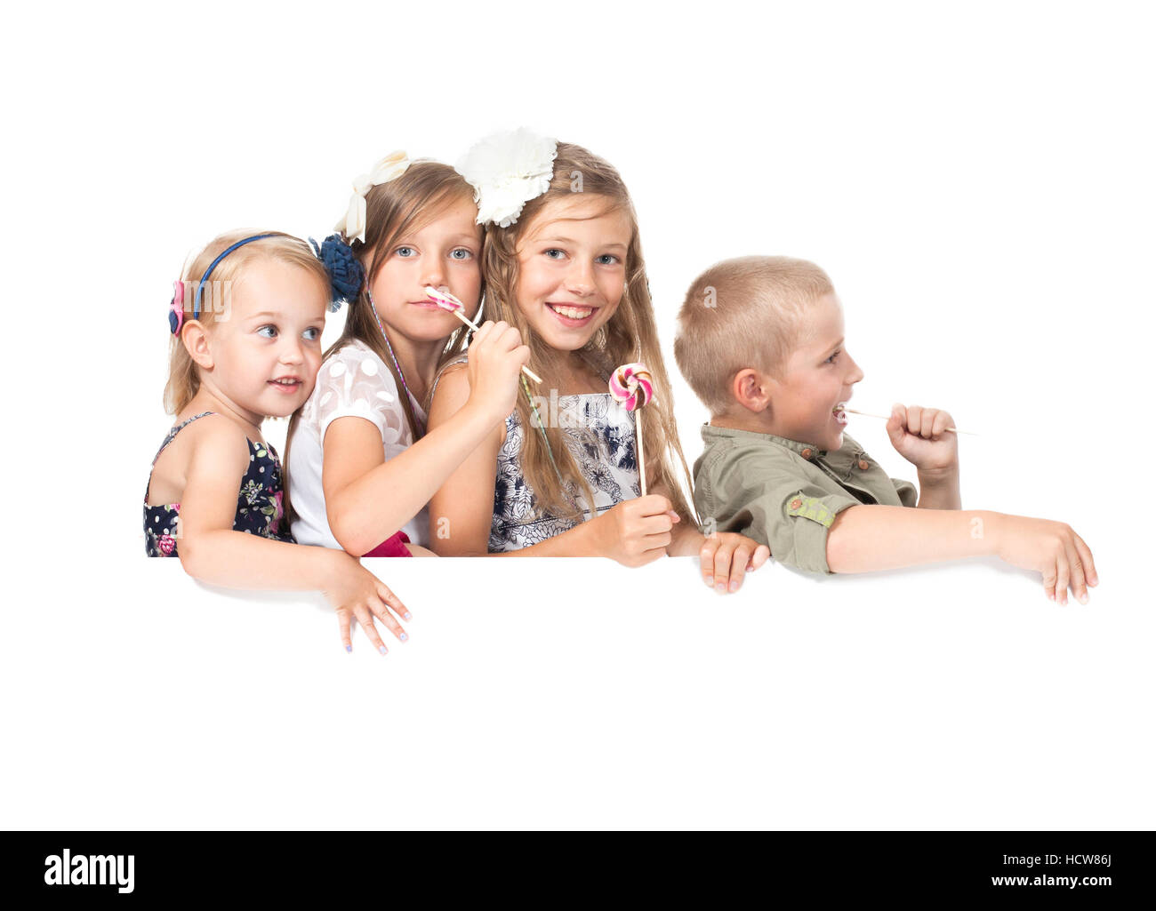 eine Gruppe von Kindern mit einem banner Stockfoto