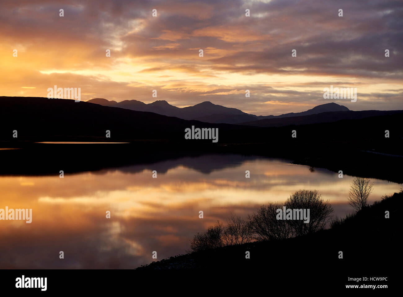 Die Torridon Berge spiegeln sich in Loch ein Croisg, westlich von Achnasheen, Wester Ross, Schottisches Hochland Stockfoto