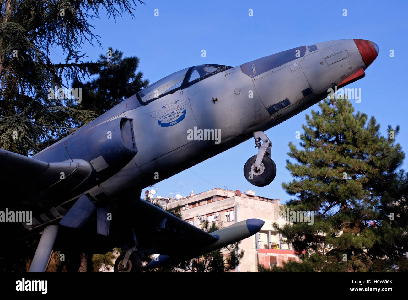 Ein altes sowjetisches Flugzeug, das vor einem Gebäude aufgestellt wurde In der Stadt Belgrad Hauptstadt der Republik Serbien Stockfoto