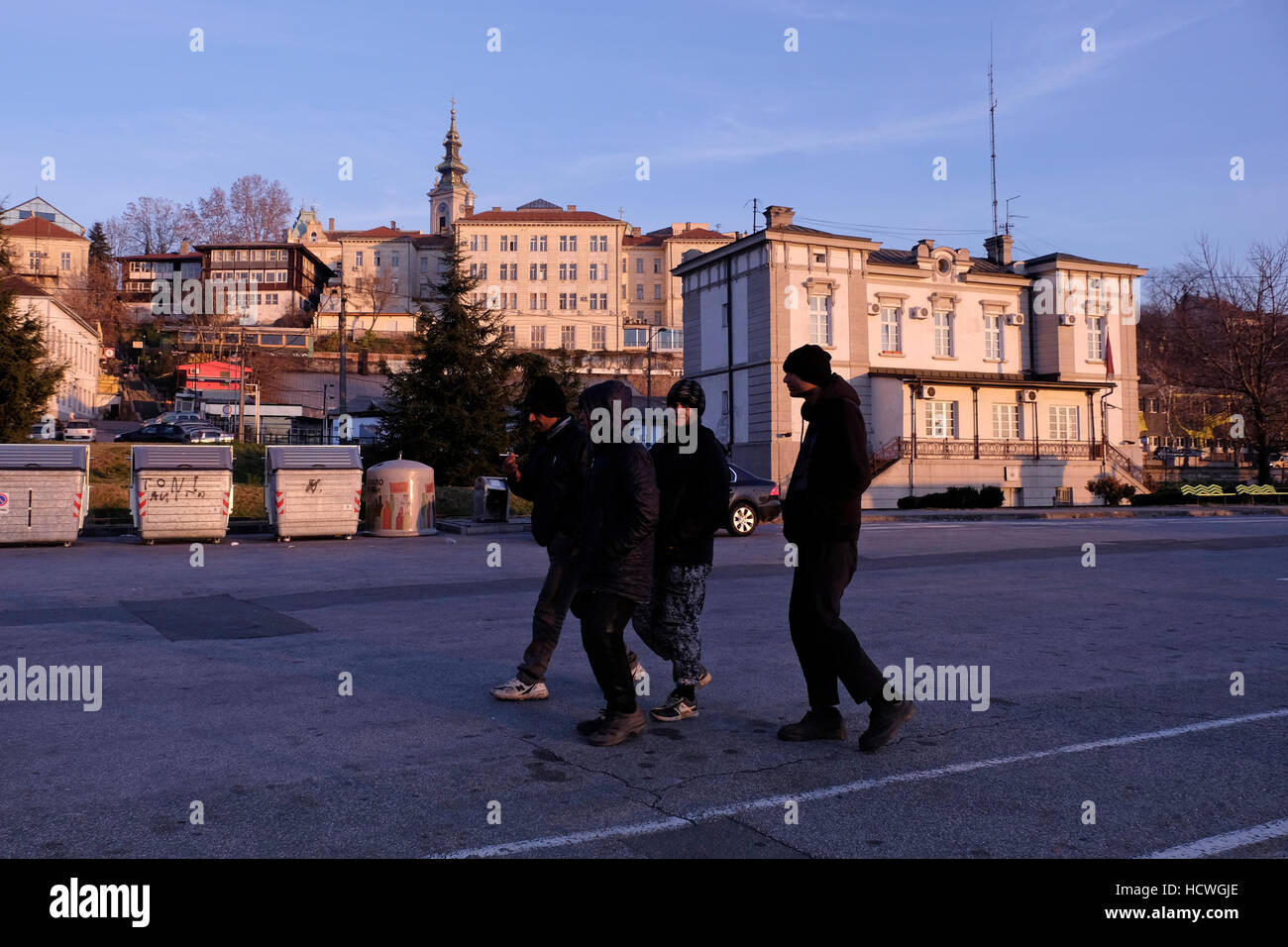 Afghanische Flüchtlinge, die auf der Straße in der Stadt Belgrad Hauptstadt der Republik Serbien Stockfoto