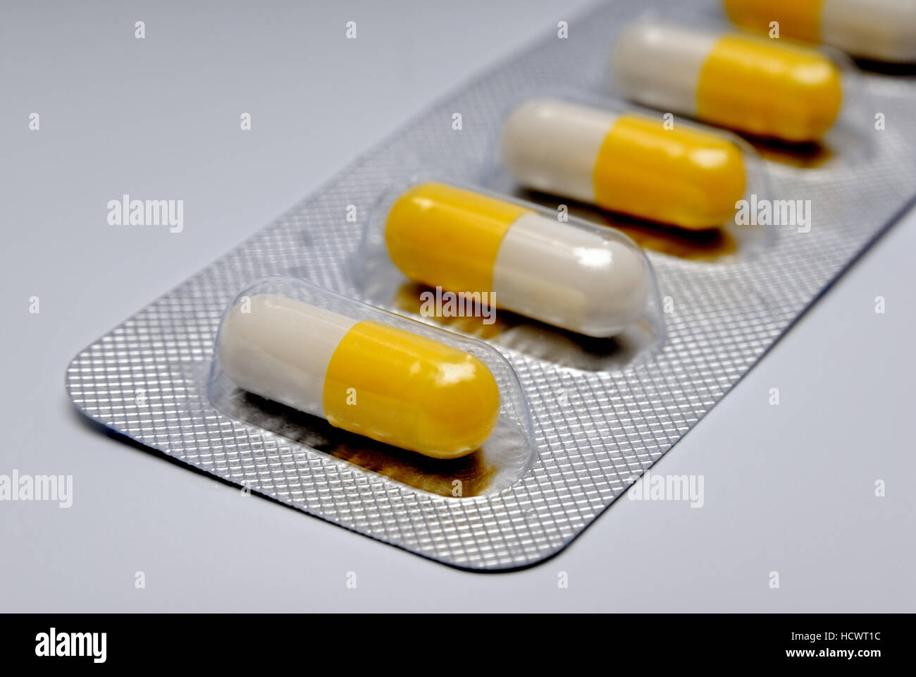 Kapseln mit einem Medikament in der Verpackung, Tabletten Stockfotografie -  Alamy