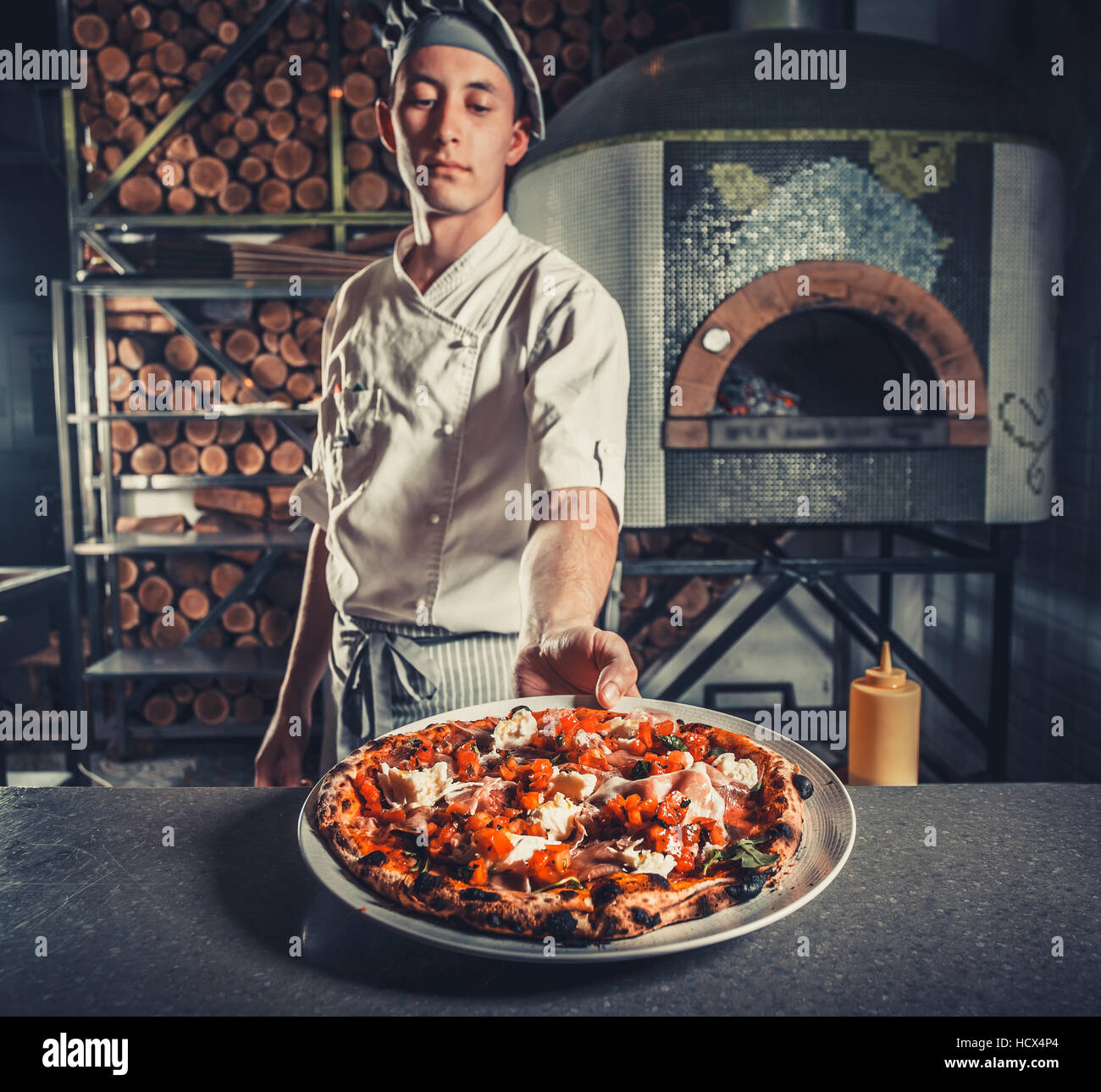 Mann hält frischen hausgemachten Pizza Kochen Stockfoto