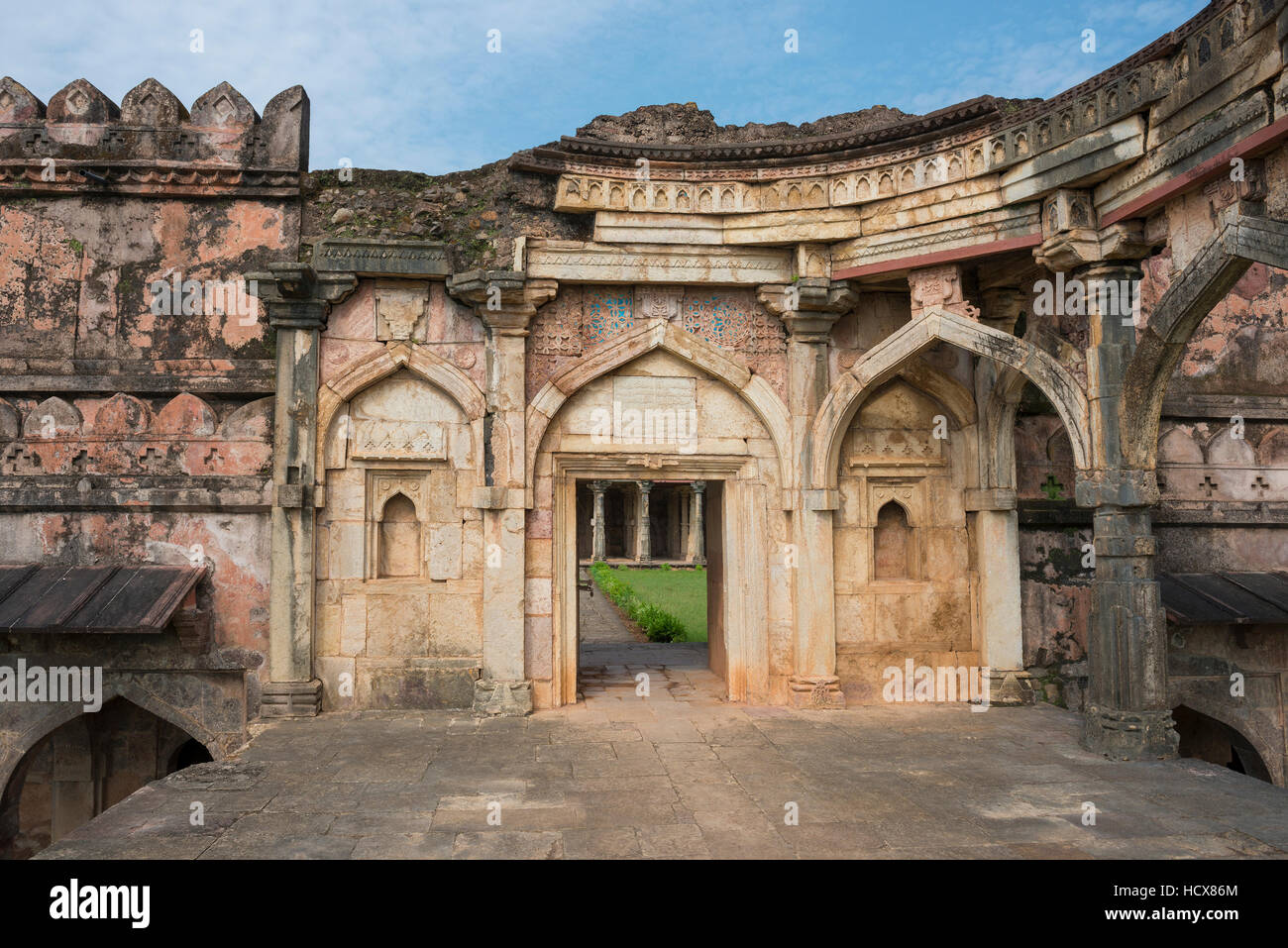 Fassade des Malik Mughiths Moschee in Mandu. Madhya Pradesh. Indien Stockfoto