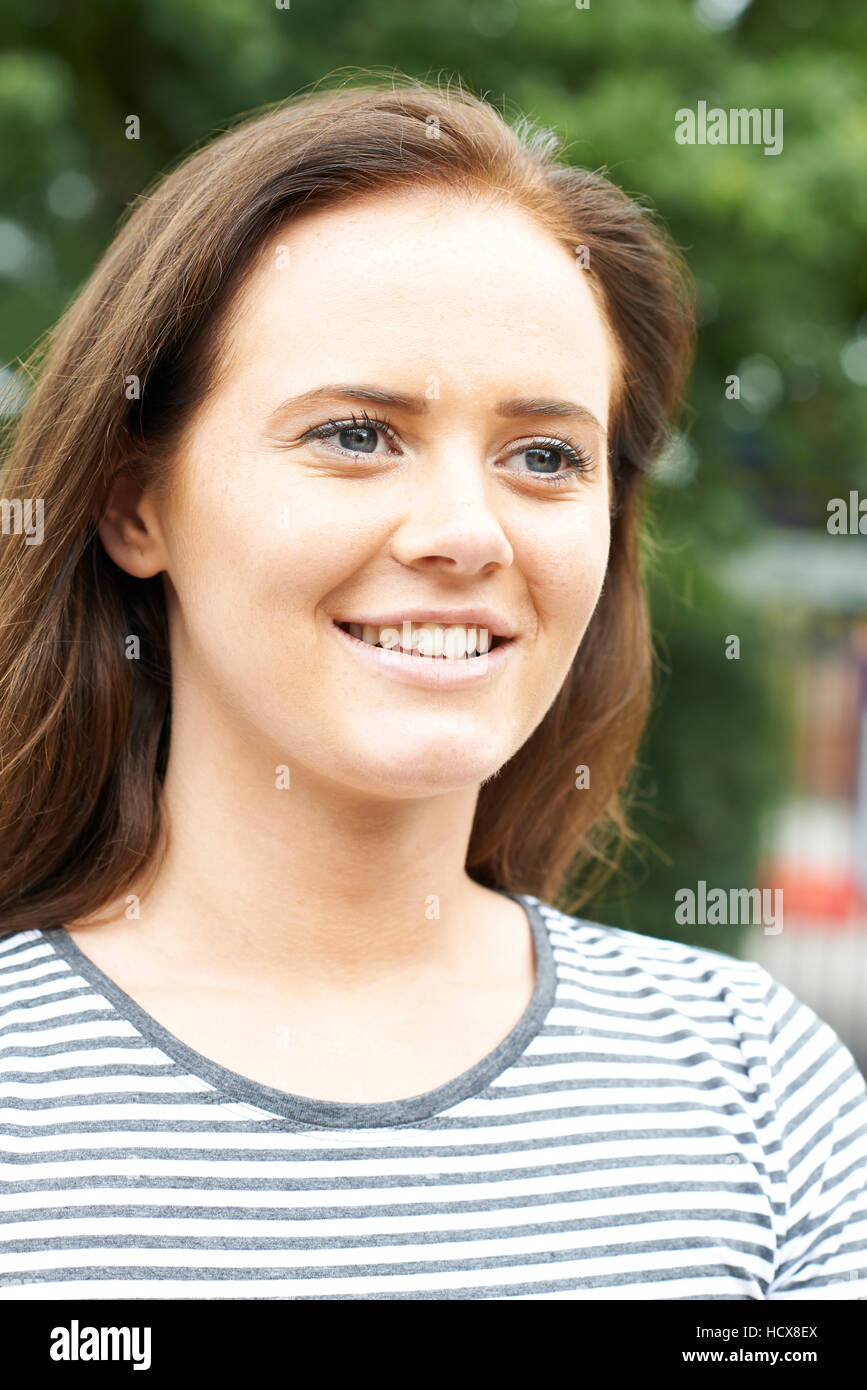Kopf und Schultern Portrait Of Smiling Teenager-Mädchen Stockfoto