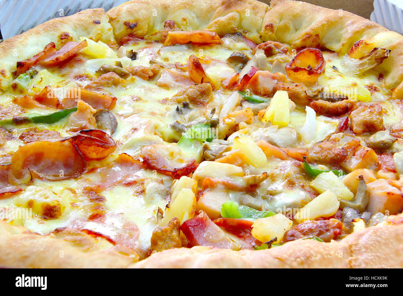 Leckere Pizza Supreme zugemacht Stockfoto