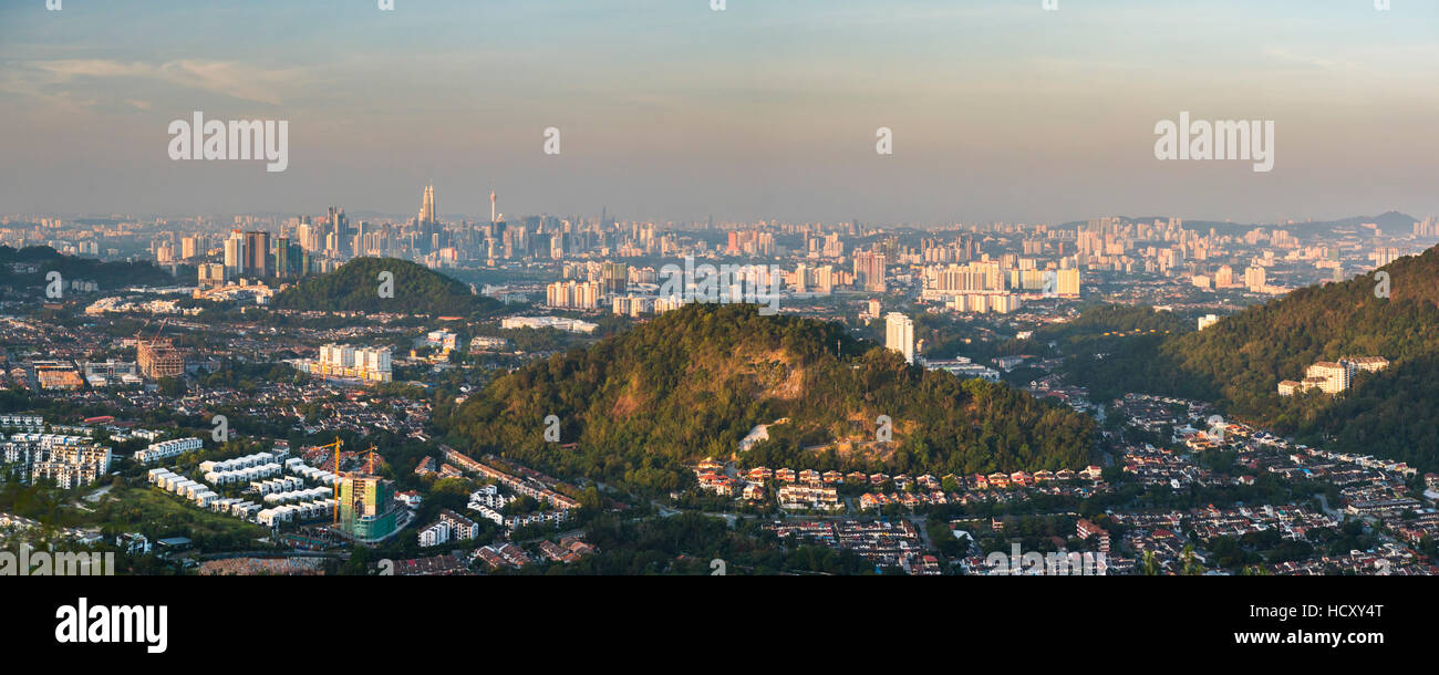 Skyline von Kuala Lumpur gesehen bei Sonnenaufgang von Bukit Tabur Berg, Malaysia Stockfoto