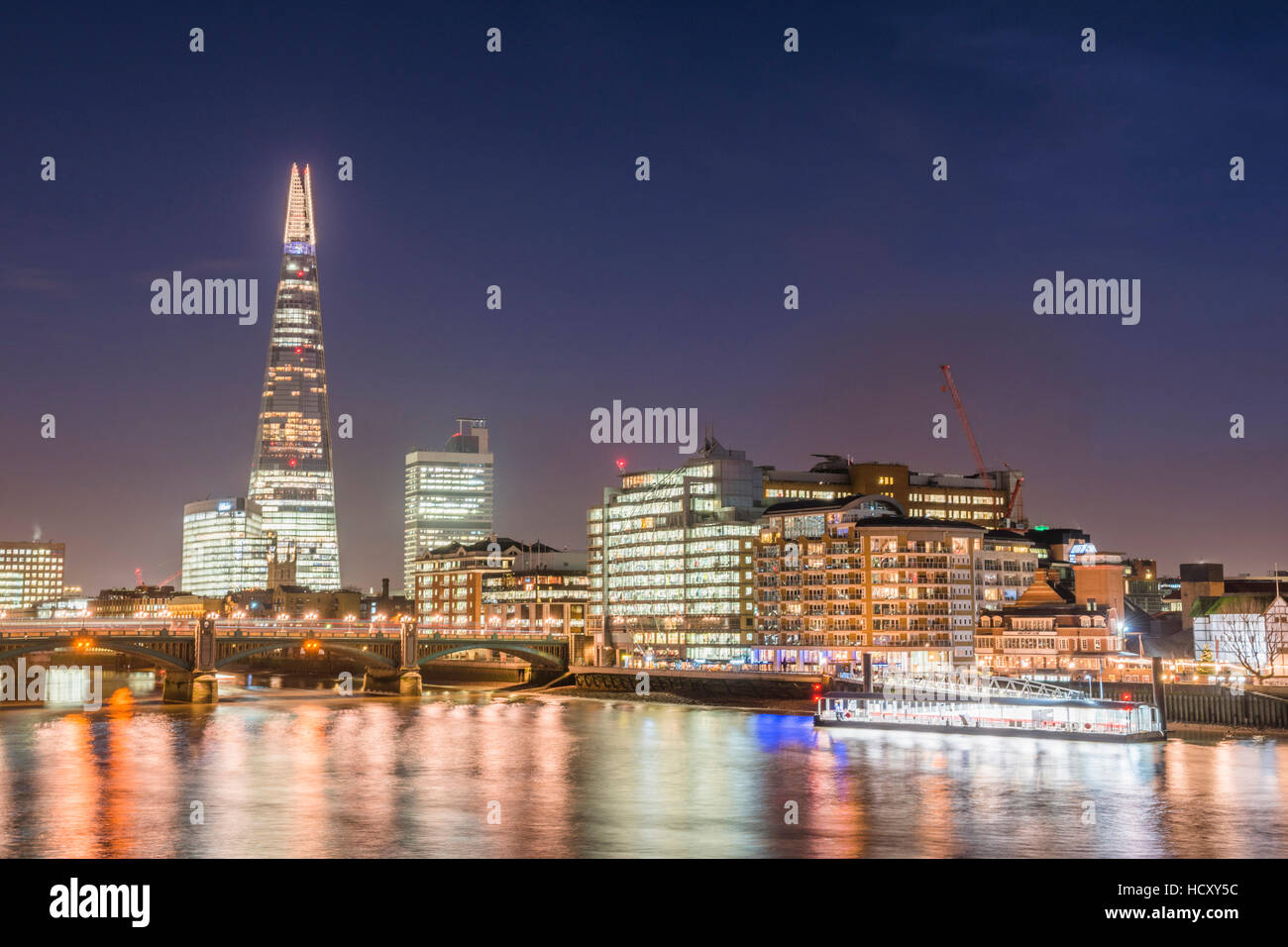 Die Scherbe und der Themse bei Nacht, London Borough of Southwark, London, UK Stockfoto
