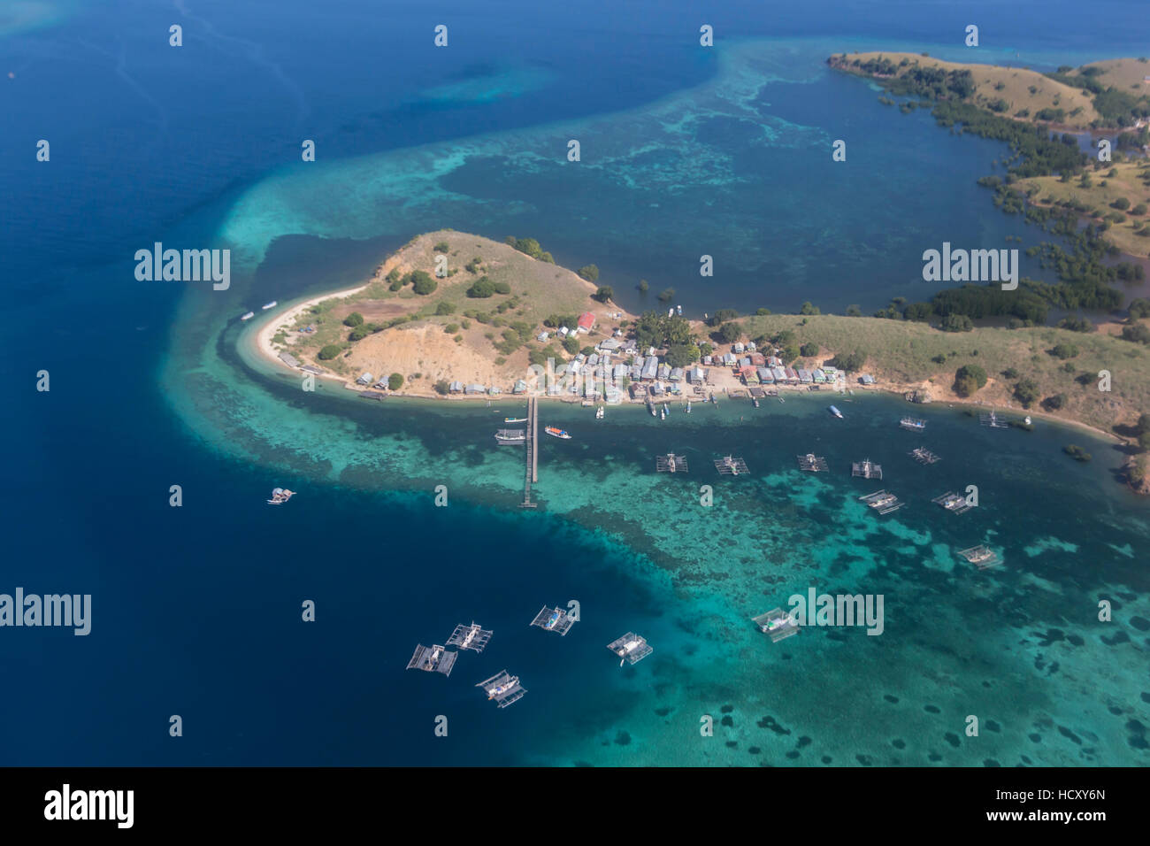 Luftbild der Insel Flores aus einem kommerziellen Flug, Meer Flores, Indonesien Stockfoto