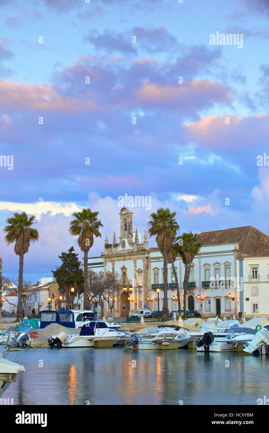 Blick auf Arco da Vila in The Harbour, Faro, Ost-Algarve, Algarve, Portugal Stockfoto