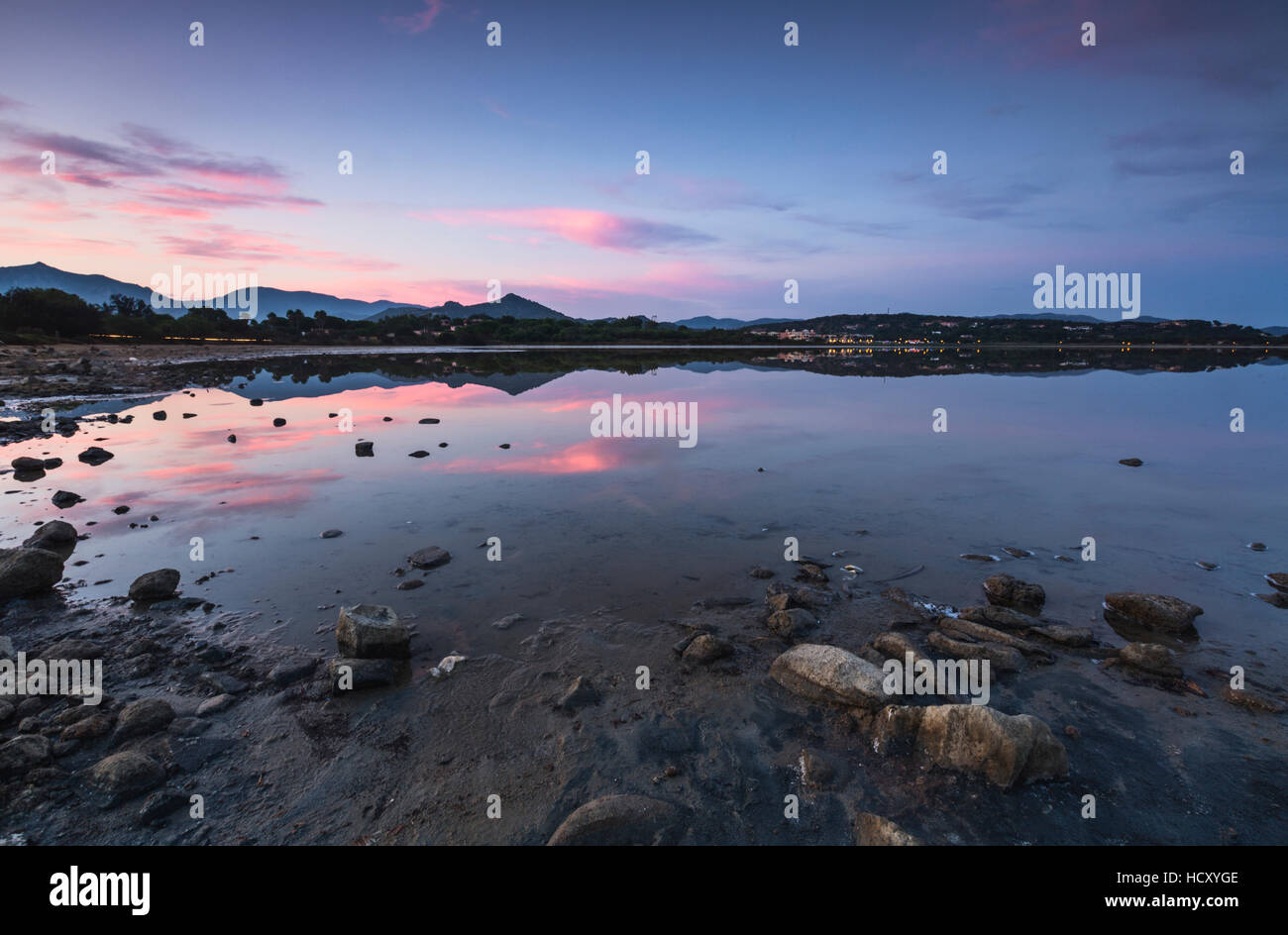 Rosa Wolken bei Sonnenuntergang spiegeln sich im blauen Meer, Villasimius, Provinz von Cagliari, Sardinien, Italien, mediterran Stockfoto