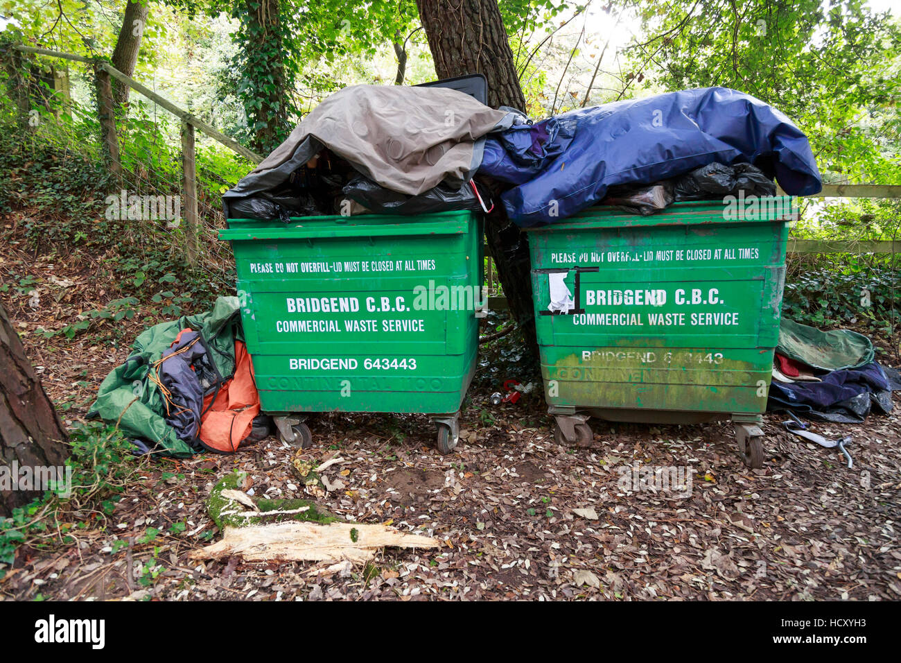 verweigern Sie Mülltonnen überfüllt in ländlicher Umgebung Stockfoto