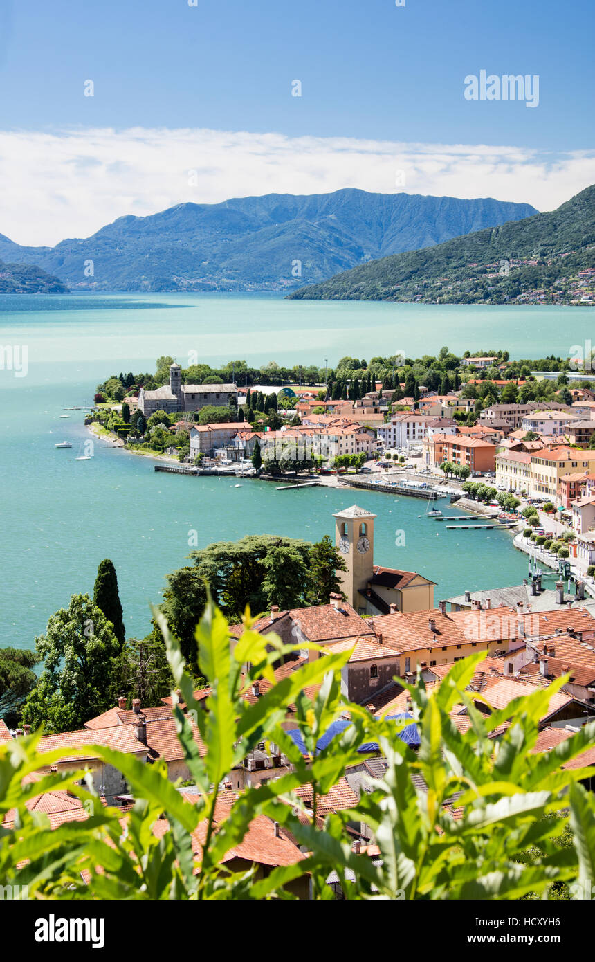 Blick auf das typische Dorf Gravedona, umgeben von den Comer See und Gärten, Provinz Como, italienische Seen, Lombardei, Italien Stockfoto