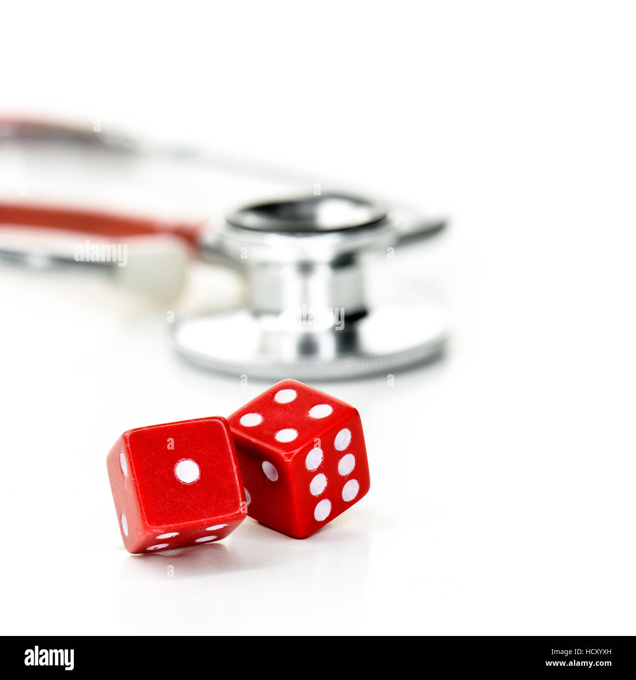 Zwei rote Würfel und Stethoskop mit Textfreiraum. Konzept-Bild für die Postleitzahl Lotterie Gesundheitsversorgung, besser empfangen heilen Stockfoto