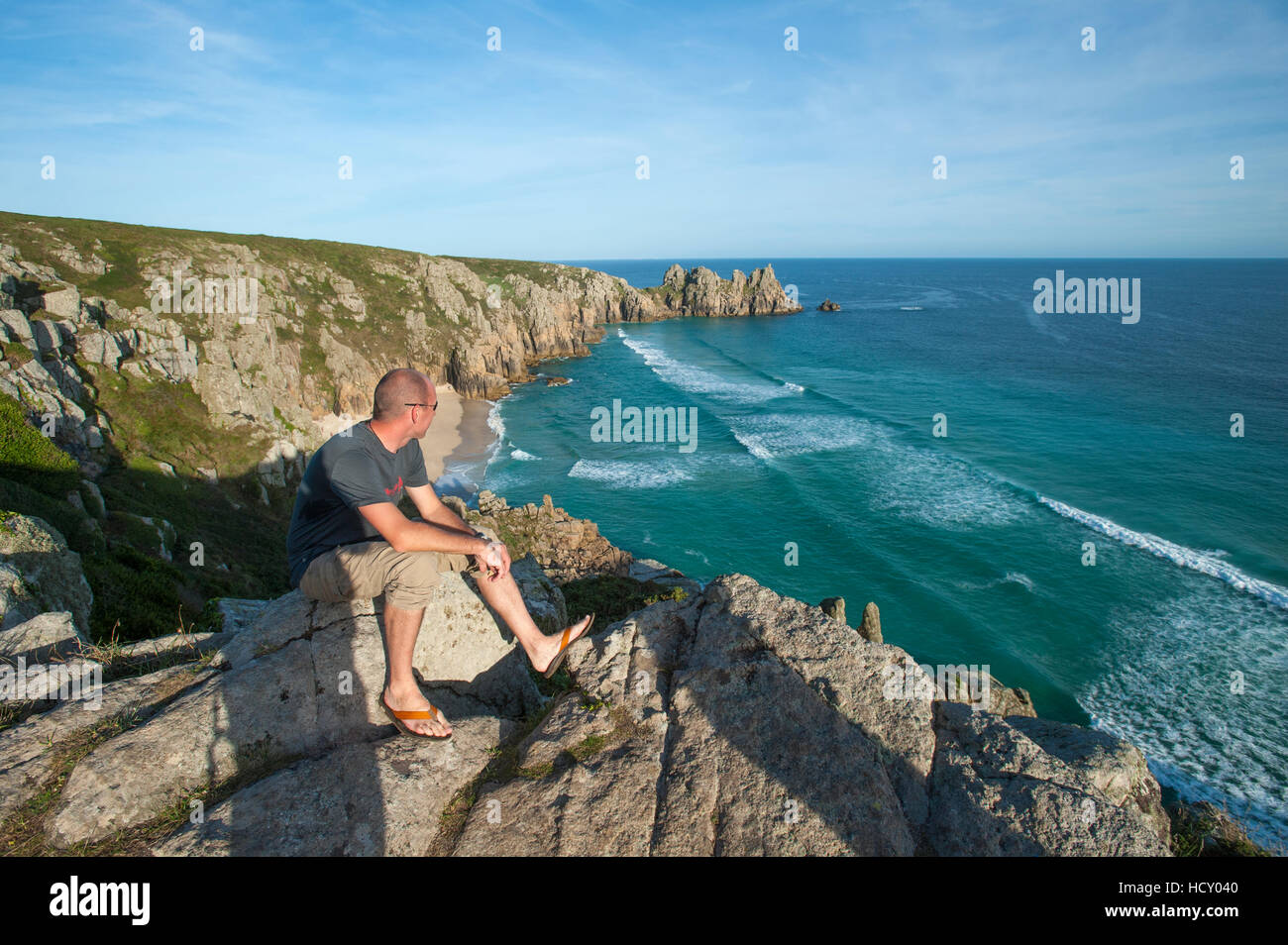Blick auf Treen Strand, Cornwall, UK Stockfoto
