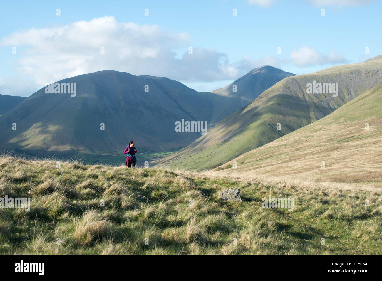 Trekking im englischen Lake District, verliebte sich Kirk und großen Giebel in Ferne, Nationalpark Lake District, Cumbria, England Stockfoto