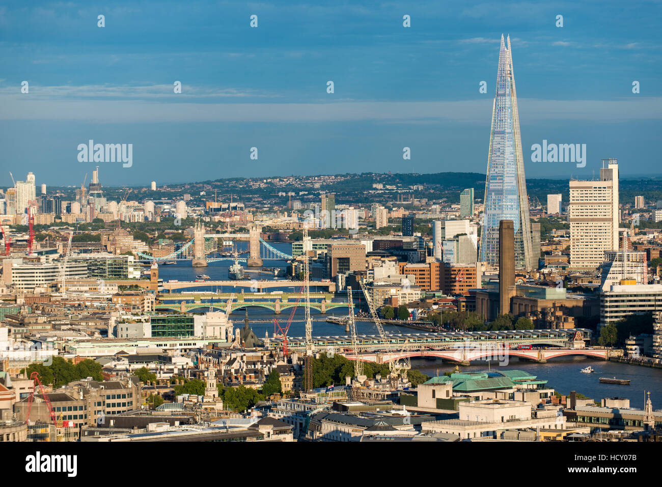 Ein Blick auf London und die Themse, darunter The Shard, Tate Modern und Tower Bridge, London, UK Stockfoto
