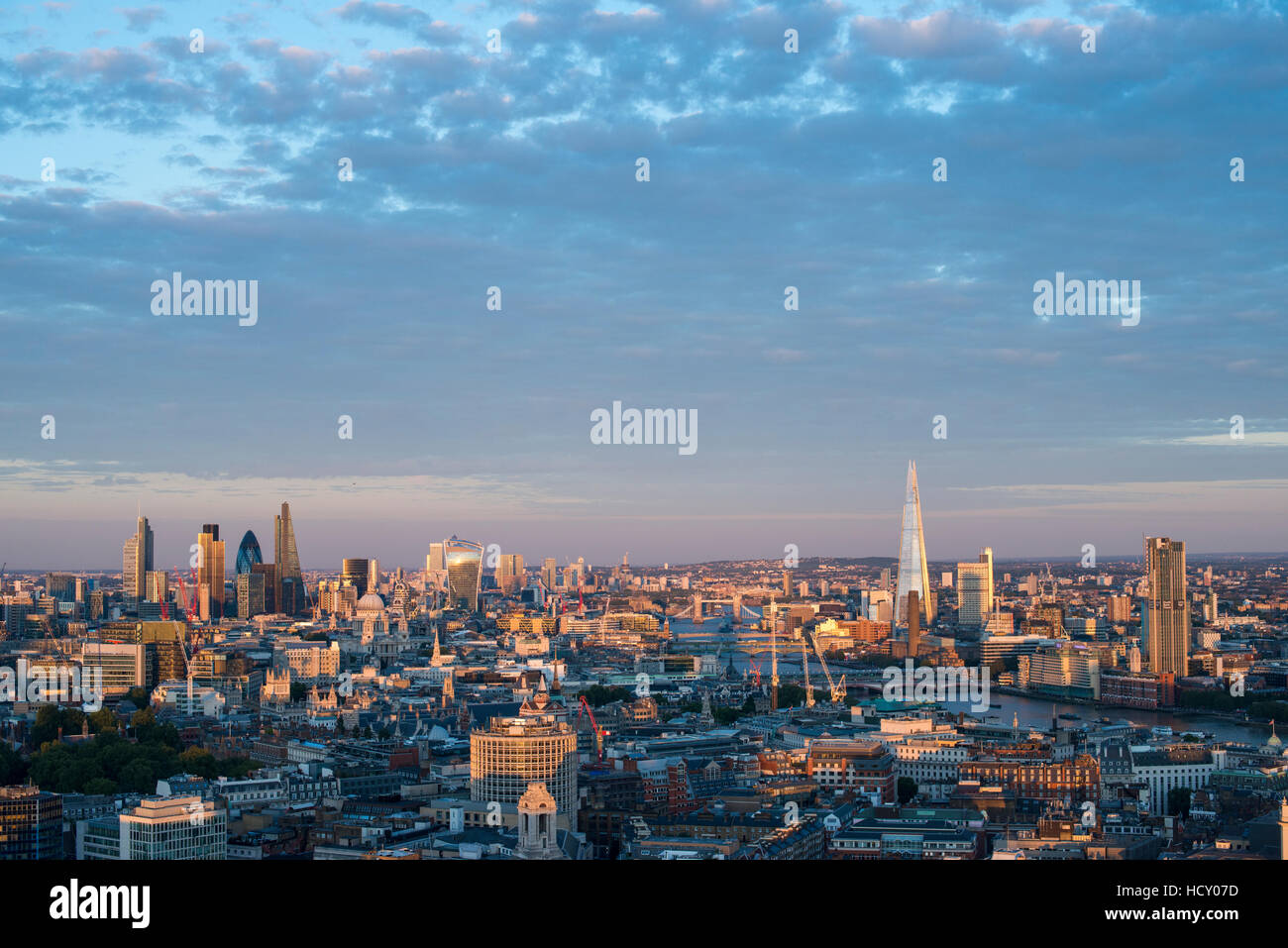 Ein Blick auf London und die Themse, darunter The Shard, Tate Modern und Tower Bridge, London, UK Stockfoto