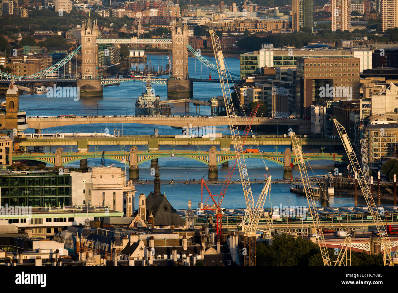 Ein Blick auf die Themse und die Tower Bridge von der Spitze des Centre Point Tower, London, UK Stockfoto