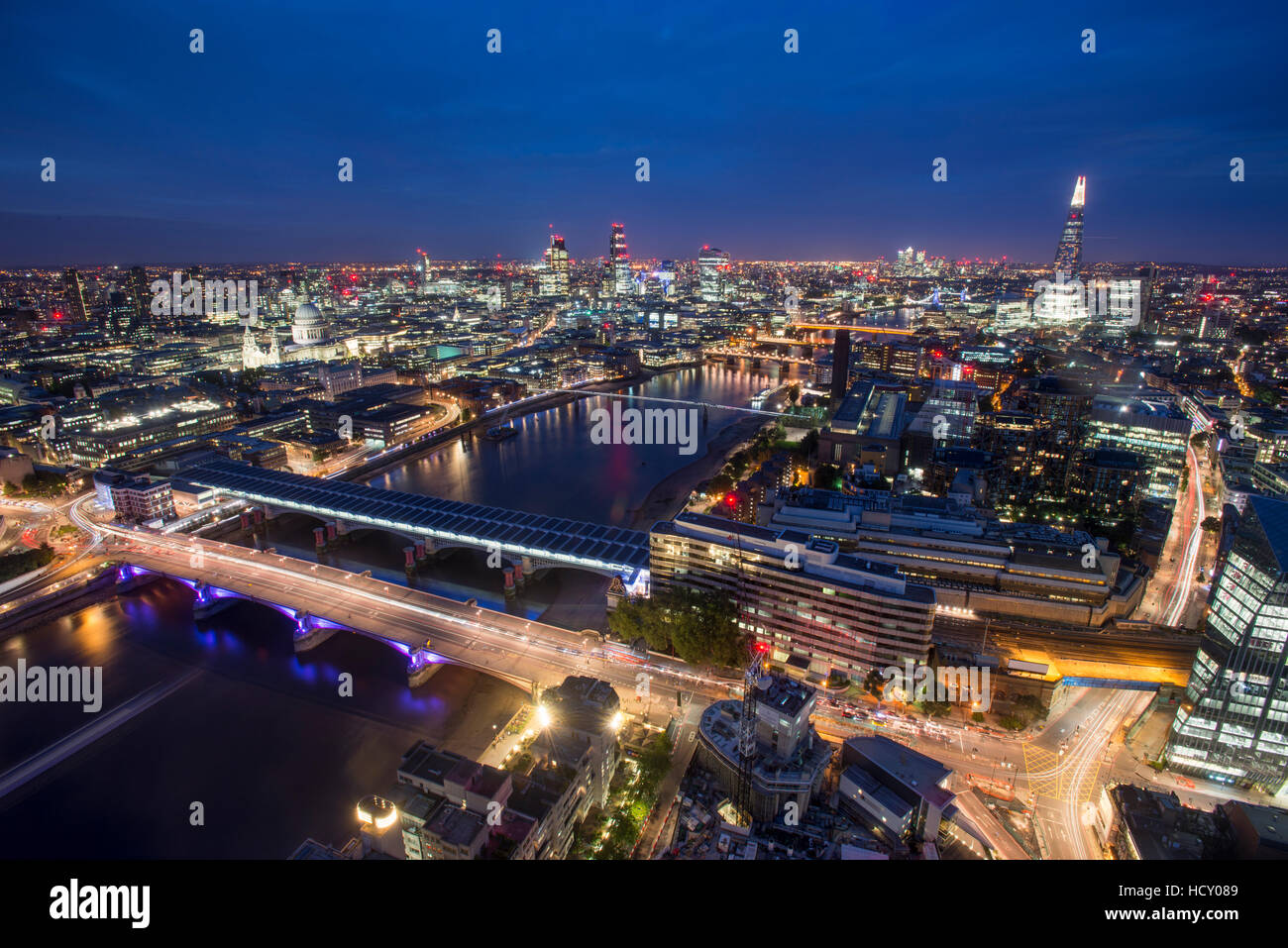 Einen nächtlichen Blick auf London und die Themse The Shard, St. Pauls Kathedrale und Tate Modern, London, UK Stockfoto
