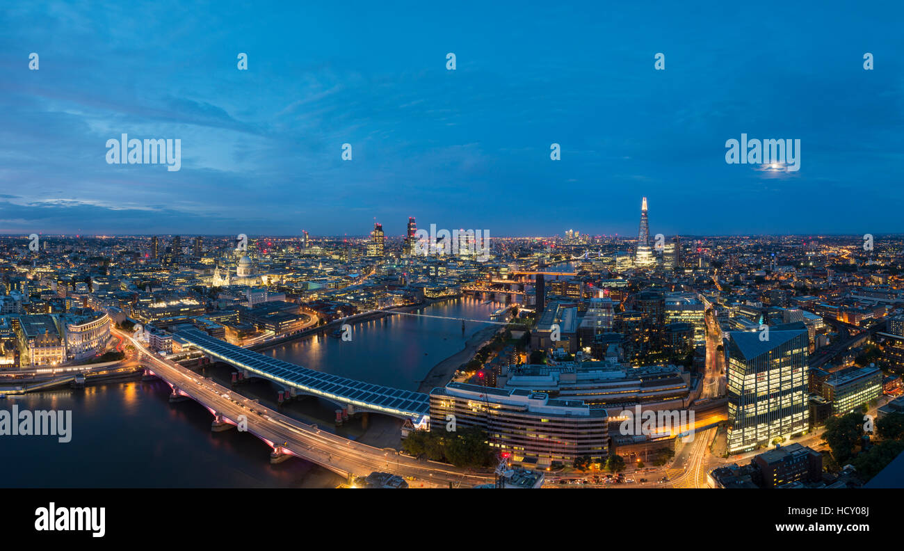 Nächtliche Panoramablick auf London und die Themse zeigen The Shard und St. Pauls Cathedral, London, UK Stockfoto