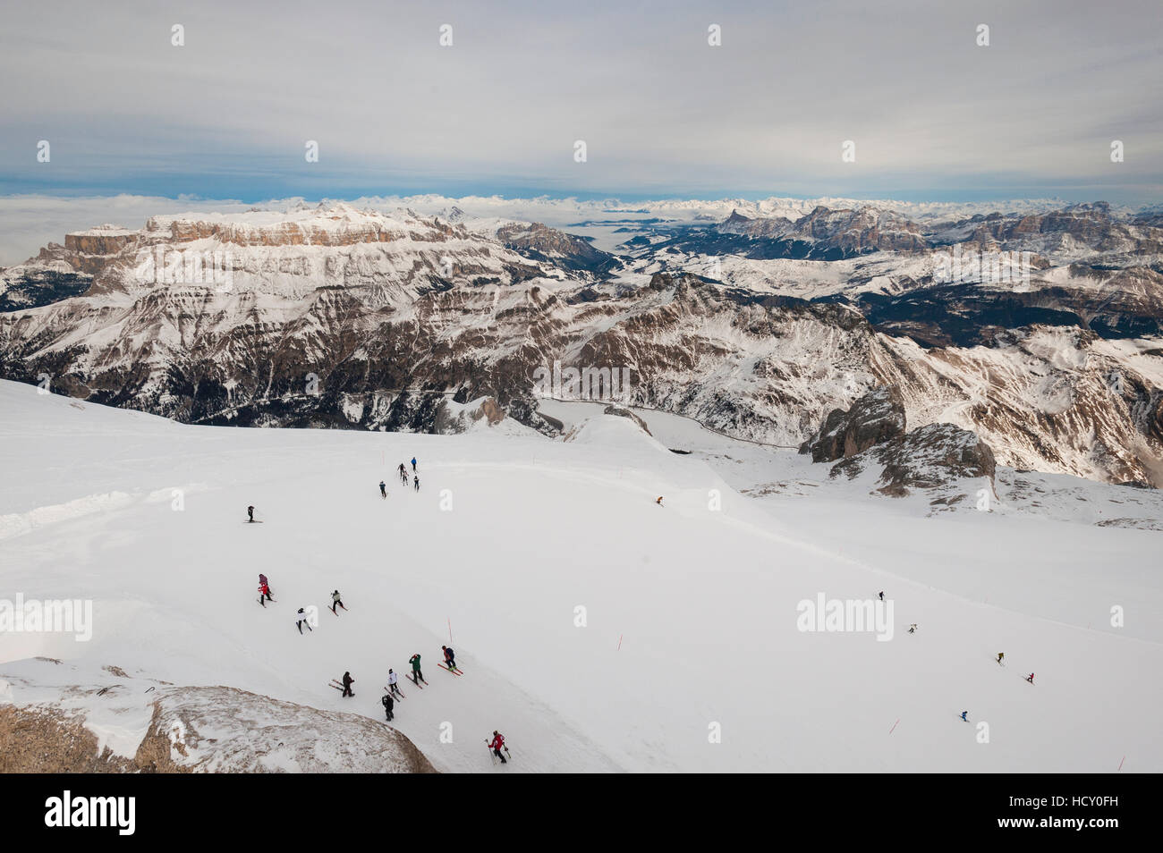 Skifahrer steigen von der Spitze des Marmolada in den Dolomiten, Italien Stockfoto