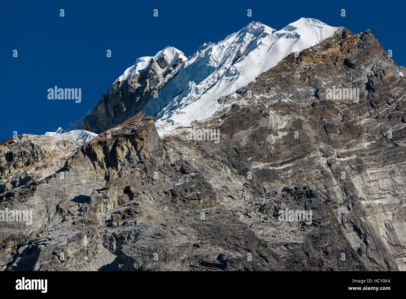 Kletterer finden ihren Weg auf den Gipfel des Lobuche, eine 6119m Spitze im Khumbu (Everest) Region, Nepal Stockfoto