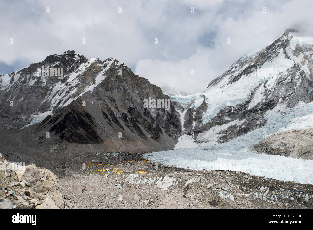 Everest Base Camp gesehen hier als eine Streuung von Zelten in der Ferne auf der Rückseite der Khumbu-Gletscher, Region Khumbu, Nepal Stockfoto