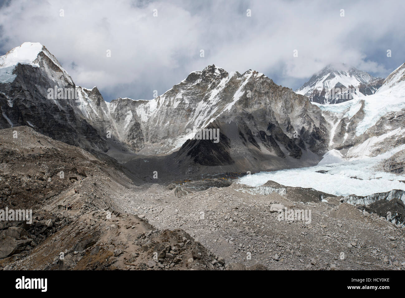 Everest Base Camp gesehen hier als eine Streuung von Zelten in der Ferne auf der Rückseite der Khumbu-Gletscher, Region Khumbu, Nepal Stockfoto
