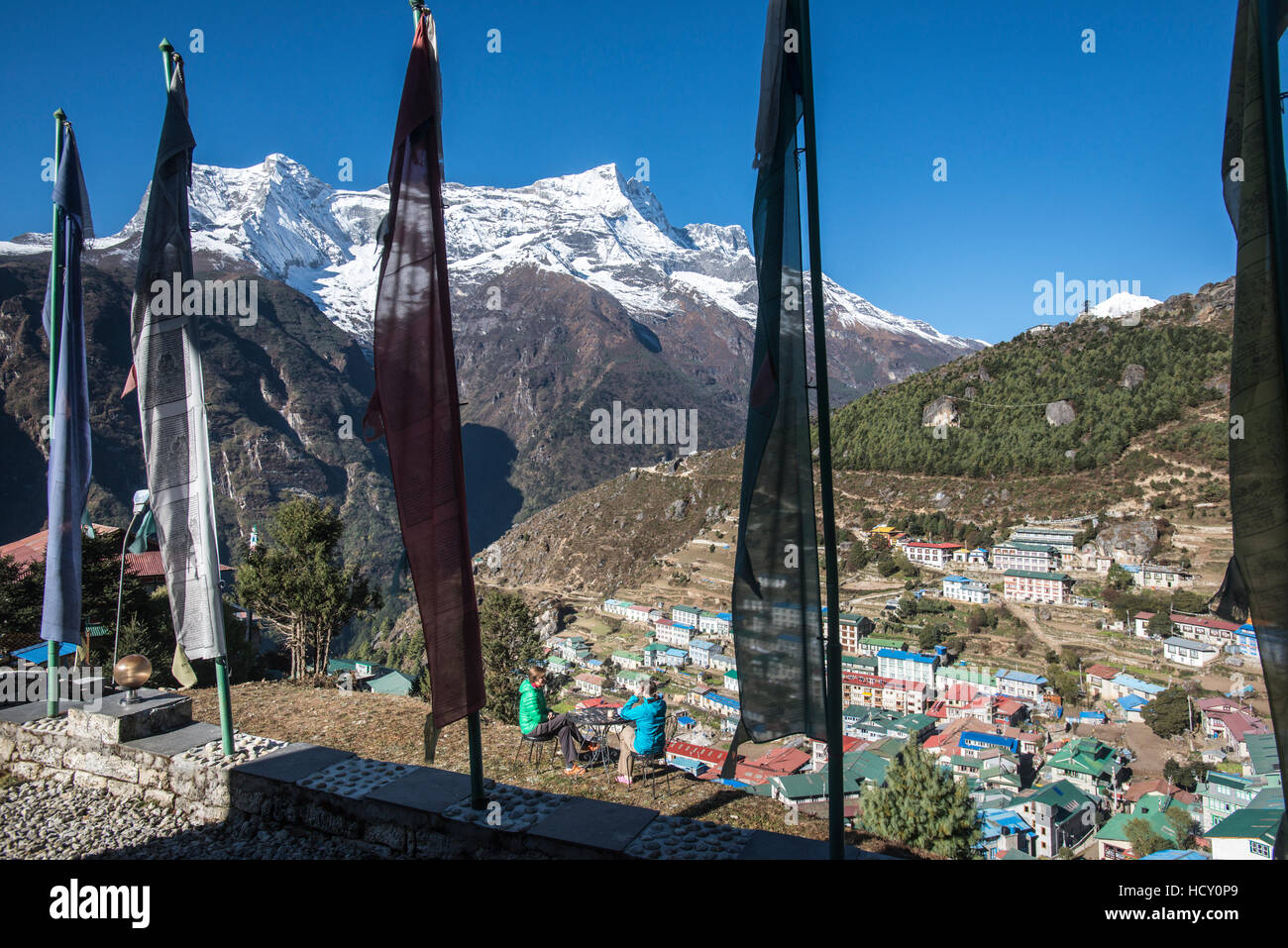 Namche Bazar ist die letzte Stadt während der Wanderung zum Everest Base Camp, hier mit Kongde Spitze, Khumbu (Everest) Region, Nepal gesehen Stockfoto