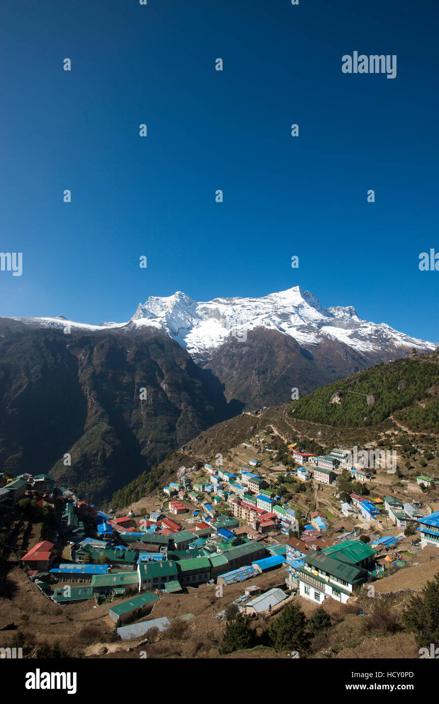 Namche Bazar ist die letzte Stadt während der Wanderung zum Everest Base Camp, hier mit Kongde Spitze, Khumbu (Everest) Region, Nepal gesehen Stockfoto