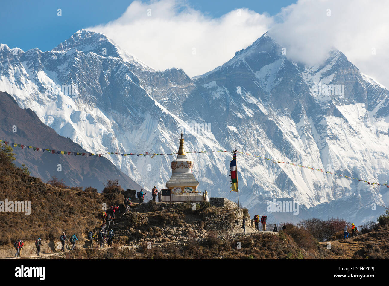 Horden von Wanderern machen ihren Weg zum Everest Base Camp, der Mount Everest ist der Gipfel auf der linken Seite, Khumbu-Region, Nepal Stockfoto