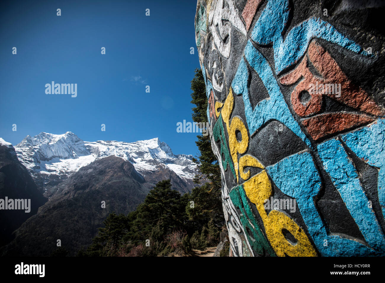 Eine Mani-Mauer, eingeschrieben mit einem alten buddhistischen Mantra ziert den Weg zum Everest Base Camp, Nepal Stockfoto